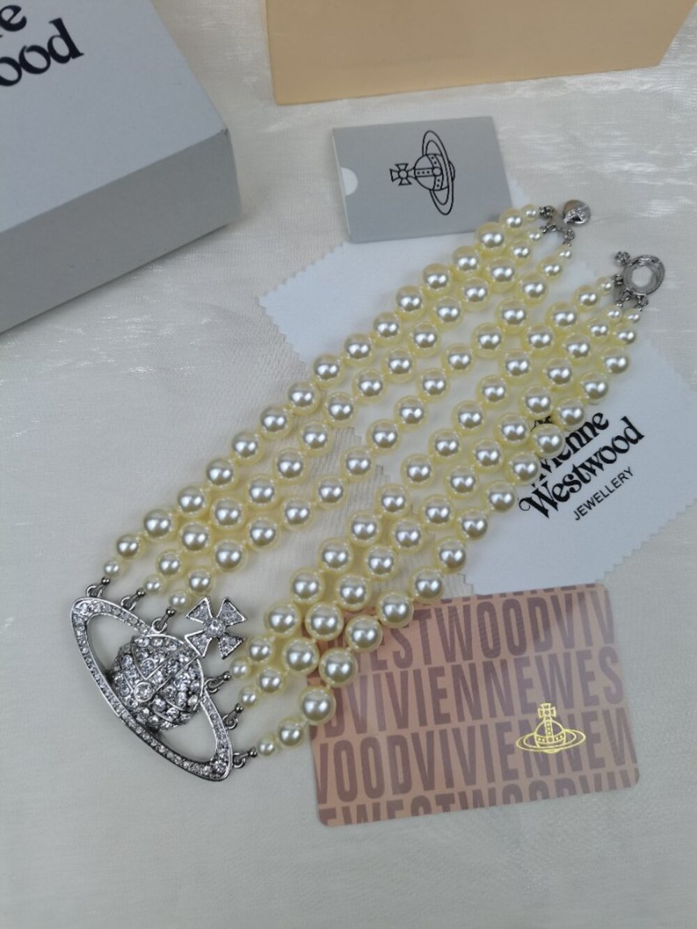 Vivienne Westwood Three Row Pearl Silver Bas Relief Choker - Picture 5 of 8
